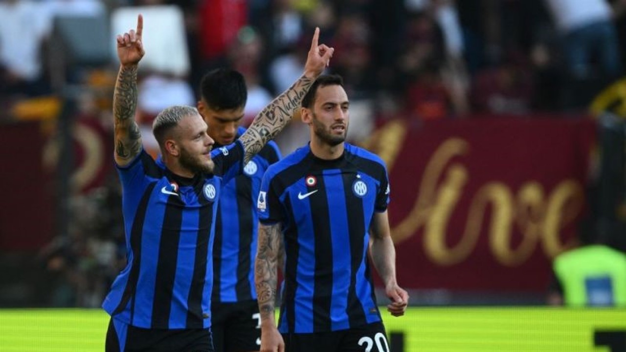 Bek Inter Milan Federico Dimarco melakukan selebrasi setelah mencetak gol pertama dalam pertandingan Liga Italia lawan AS Roma di Stadion Olympic pada 6 Mei 2023. ANTARA/AFP/Vincenzo PINTO
