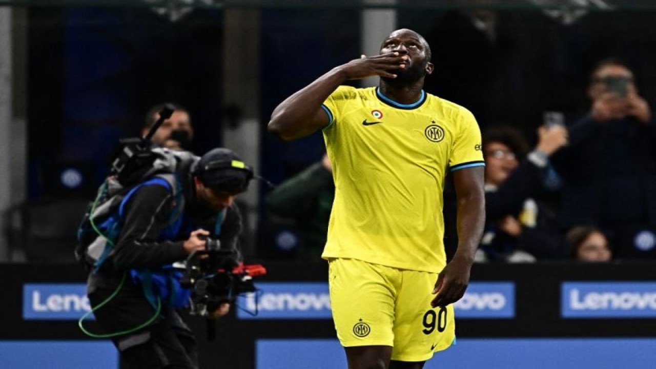 Penyerang Inter MIlan Romelu Lukaku merayakan keberhasilannya mencetak gol ke gawang Sassuolo pada pertandingan pekan ke-35 Liga Italia di Stadion Giuseppe Meazza, Milan, Sabtu (13/5/2023). Pada pertandingan ini Inter Milan menang dengan skor 4-2. (ANTARA/AFP/GABRIEL BOUYS)