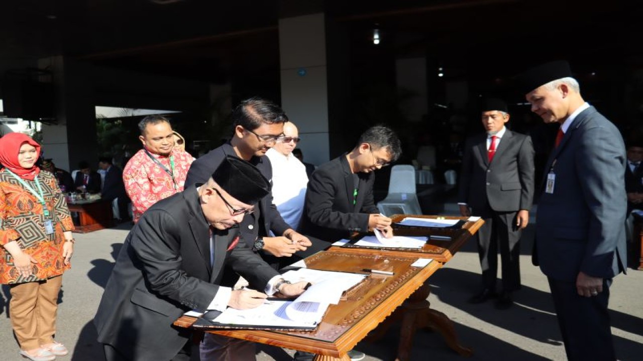 Penandatanganan nota kesepahaman kerja sama dalam penguatan perlindungan dan pemberdayaan awak kapal perikanan migran, nelayan kecil, serta nelayan buruh di Jateng oleh Pemprov Jateng bersama Indonesia Ocean Justice Initiative (IOJI). (ANTARA/HO-IOJI Muhamad Salachuddin)
