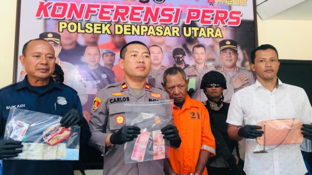 Kapolsek Denpasar Utara Iptu Putu Carlos Dolesgit (tengah) didampingi Kepala Seksi Hubungan Masyarakat Polresta Denpasar AKP Ketut Sukadi (kiri) menunjukkan tersangka dan barang bukti kasus pencurian di Denpasar, Bali, Senin (29/5/2023). ANTARA/Rolandus Nampu