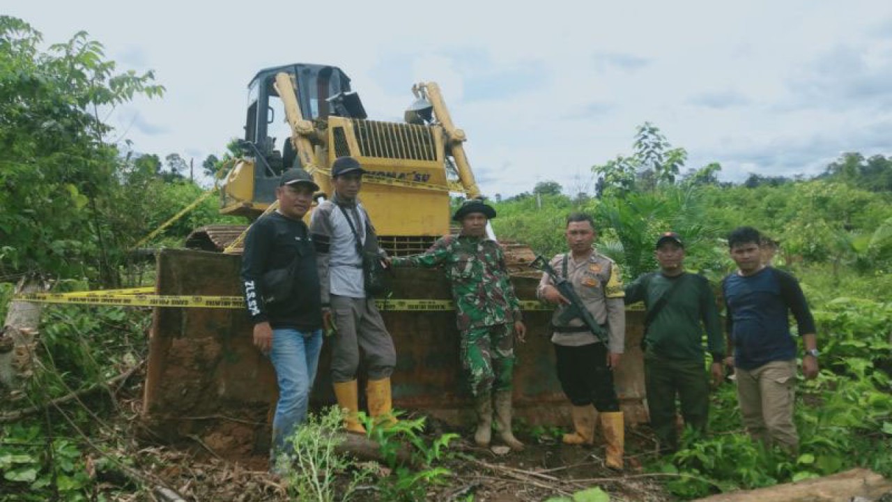 Satu unit alat berat yang ditemukan di HPT Air Ipuh I Kecamatan Malin Deman, Kabupaten Mukomuko dipasangi garis polisi oleh kepolisian resor setempat, Jumat (18/11/2022) ANTARA/HO