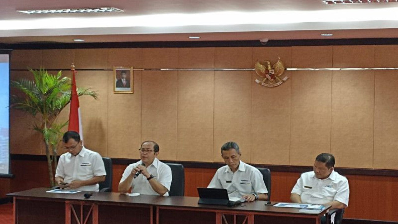 Direktur Jenderal Anggaran Kementerian Keuangan (Kemenkeu) Isa Rachmatarwata (kedua dari kiri) dalam media briefing di Jakarta, Senin (22/05/2023). (ANTARA/Agatha Olivia Victoria)