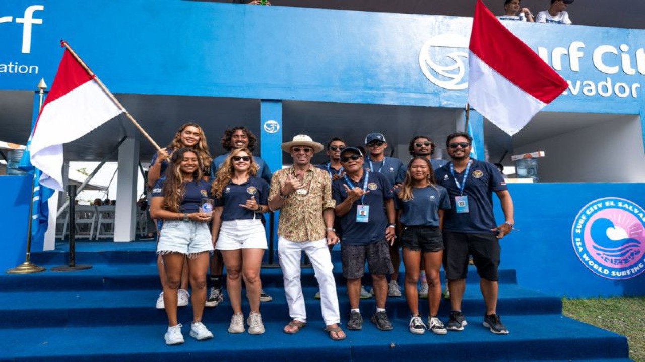 Presiden Asosiasi Surfing Internasional (ISA) Fernando Aguerre (tengah) berfoto bersama para atlet dan ofisial tim nasional selancar ombak Indonesia dalam upacara pembukaan ISA World Surfing Games 2023 di El Salvador, Selasa (30/5/2023). (Isasurf.org)