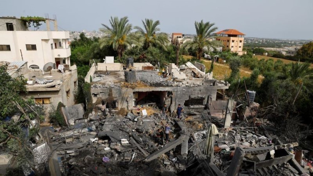 Arsip - Kondisi sebuah bangunan yang hancur akibat serangan udara Israel di Jalur Gaza (12/5/2023). Kantor Hak Asasi Manusia Perserikatan Bangsa-Bangsa (PBB) menyatakan kekhawatiran atas serangan Israel di Gaza yang menewaskan sedikitnya 25 warga Palestina, termasuk perempuan dan anak-anak. ANTARA FOTO/REUTERS/Mohammed Salem/tom.