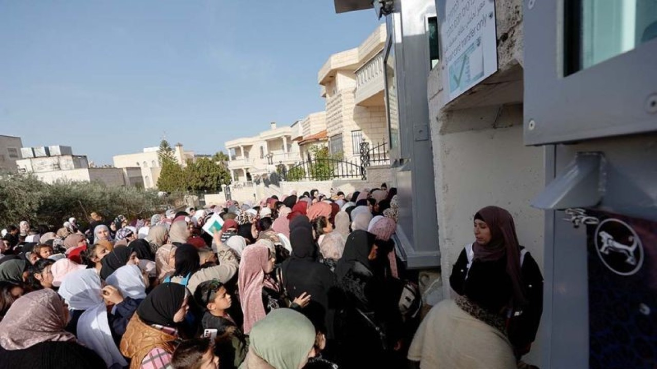 Arsip - Warga Palestina berjalan melalui pos pemeriksaan tentara Israel untuk mengikuti shalat Jumat pertama bulan Ramadhan di Masjid Al-Aqsa, Bethlehem, Tepi Barat, Jumat (24/3/2023). ANTARA FOTO/Mussa Qawasma/nym.