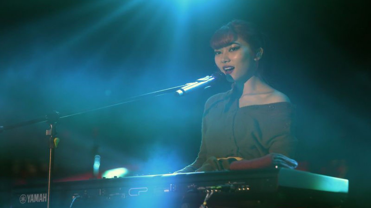 Ilustrasi - Penyanyi Isyana Sarasvati saat tampil di konser Hari Musik Nasional di Sumarecon Mal Serpong, Tangerang, Banten, Minggu (12/3/2023). Konser musik yang menghadirkan group musik papan atas diselenggarakan dalam rangka memperingati Hari Musik Nasional yang diperingati setiap tanggal 9 Maret. ANTARA FOTO/Muhammad Iqbal/hp.