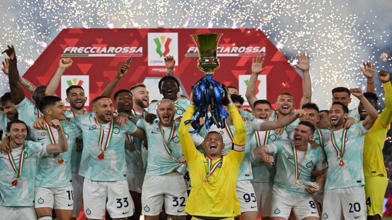 Kapten Inter Milan Samir Handanovic (tengah) mengangkat trofi Coppa Italia setelah mengalahkan Fiorentina di laga final yang berlangsung di Stadion Olimpico pada 25 Mei 2023. ANTARA/AFP/ALBERTO PIZZOLI