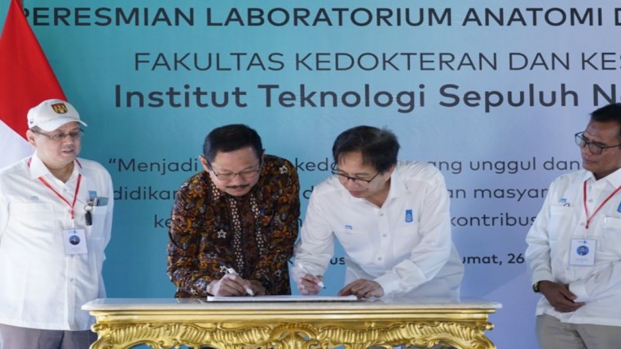 Rektor ITS Prof. Mochamad Ashari (kedua dari kanan) dan Ketua AIPKI Prof. Budi Santoso (kedua dari kiri) saat meresmikan Laboratorium Anatomi di kampus ITS, Jumat (26/5/2023). (ANTARA/HO-Humas ITS)