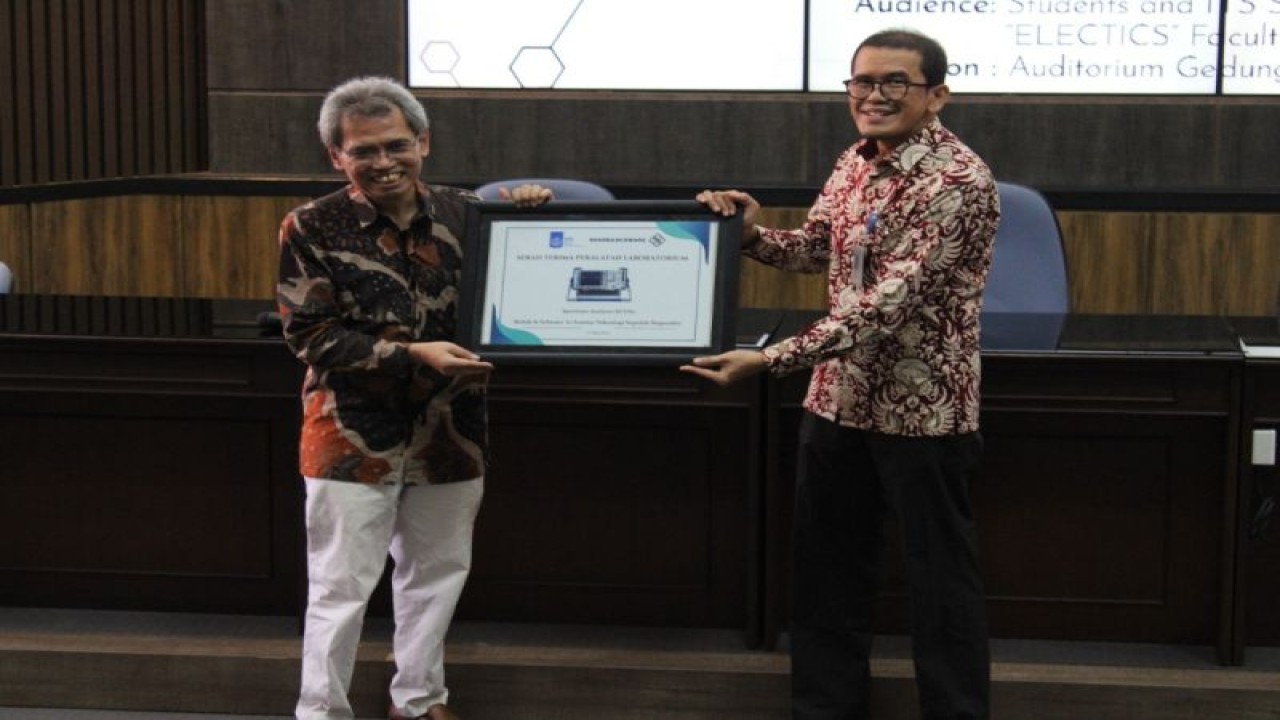 Penanggung jawab dalam kerja sama berbasis Information & Communication Technology (ICT) ITS Dr. Ir. Endroyono DEA., (kiri) menerima hibah berupa Spectrum Analyzer 30 GHZ dari Direktur Utama PT R&S Indonesia Muhammad Arif di kampus setempat, Rabu (17/5/2023). ANTARA/HO-Humas ITS