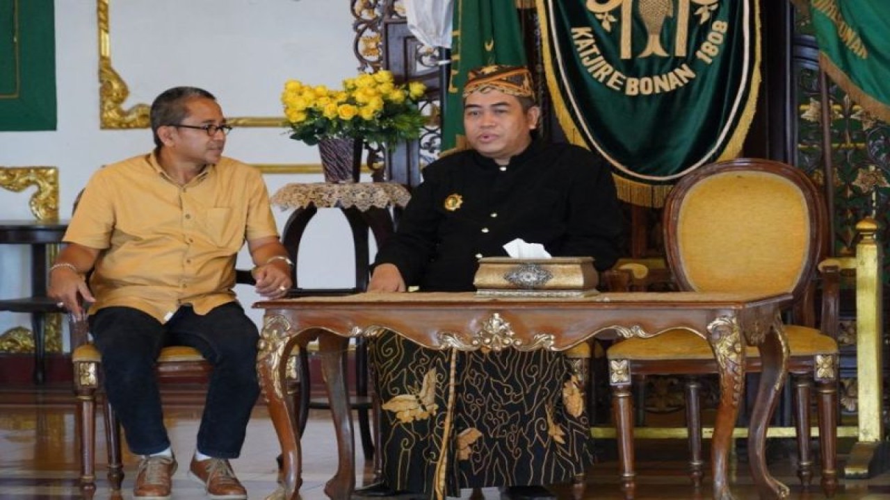 Kepala Dinas Pariwisata dan Kebudayaan Provinsi Jawa Barat (Disparbud Jabar) Benny Bachtiar (kanan) saat melakukan kunjungan kerja ke kunjungan ke Cirebon. (ANTARA/HO-Humas Disparbud Jawa Barat)