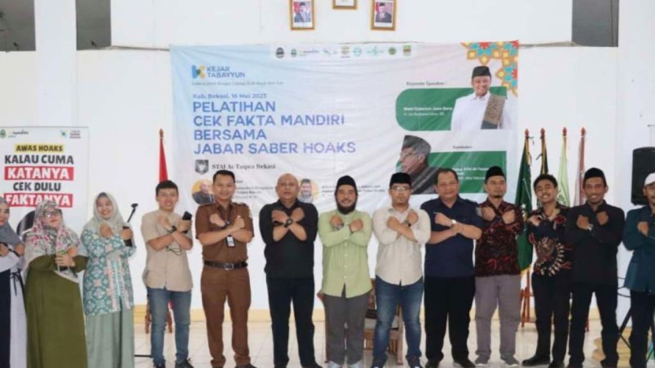 Jabar Saber Hoaks menggelar pelatihan cek fakta mandiri di aula Sekolah Tinggi Agama IsIam At-Taqwa Kecamatan Babelan, Kabupaten Bekasi, Jumat. (ANTARA/Pradita Kurniawan Syah).
