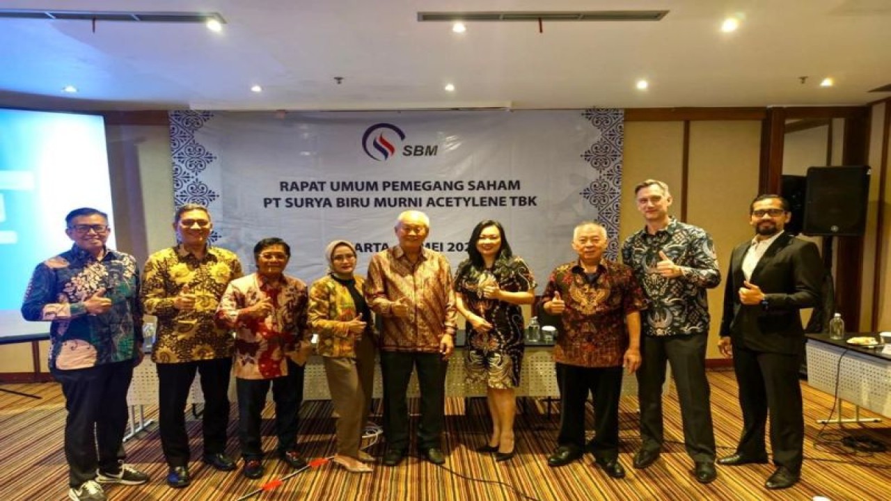 Jajaran direksi PT Surya Biru Murni Acetylene Tbk (SBMA) dalam Rapat Umum Pemegang Saham Tahunan (RUPST) di Jakarta, Senin. (SBMA)