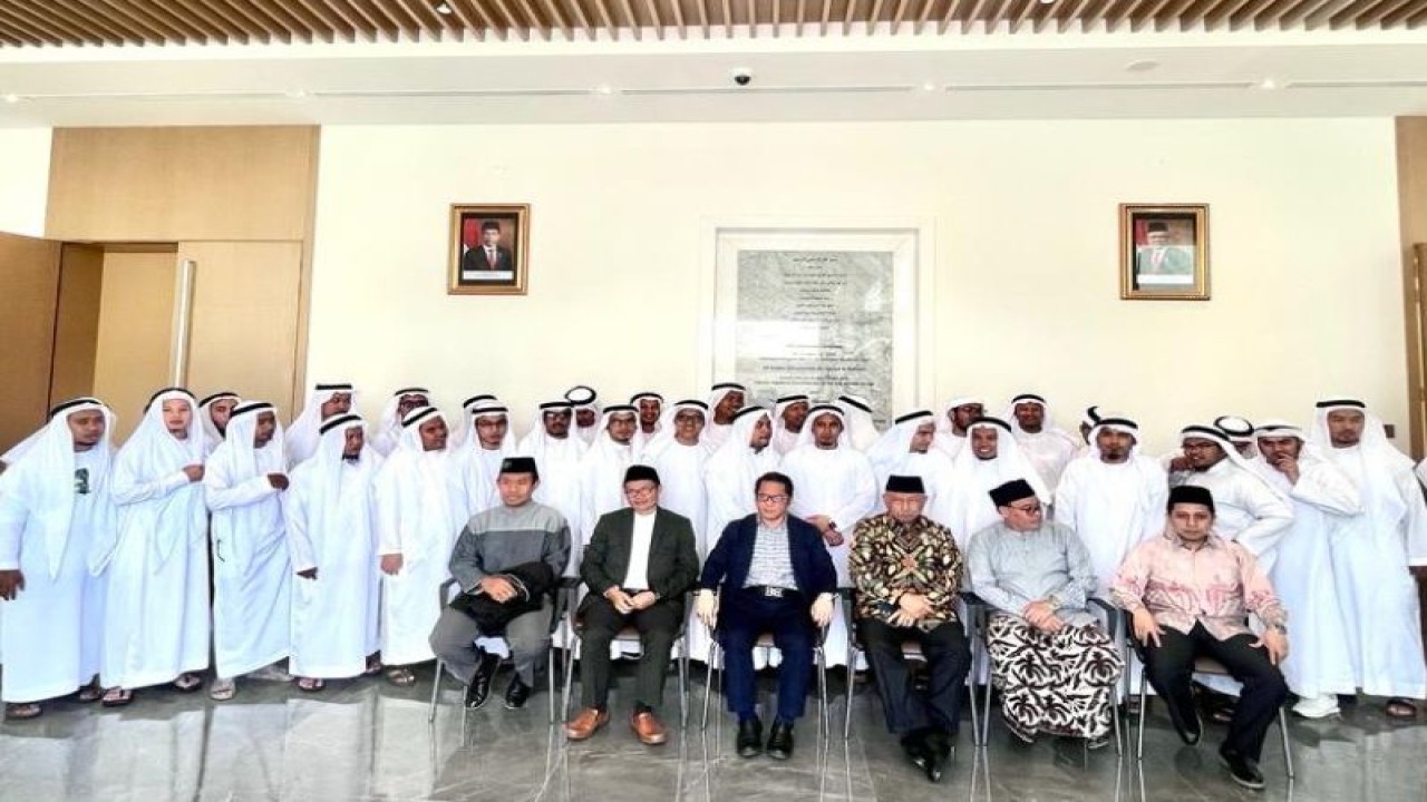 Jajaran Direktorat Jenderal Bimbingan Masyarakat Islam saat berfoto dengan para imam masjid asal Indonesia. (ANTARA/HO-Kemenag)