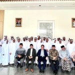 Jajaran Direktorat Jenderal Bimbingan Masyarakat Islam saat berfoto dengan para imam masjid asal Indonesia. (ANTARA/HO-Kemenag)-1684752904
