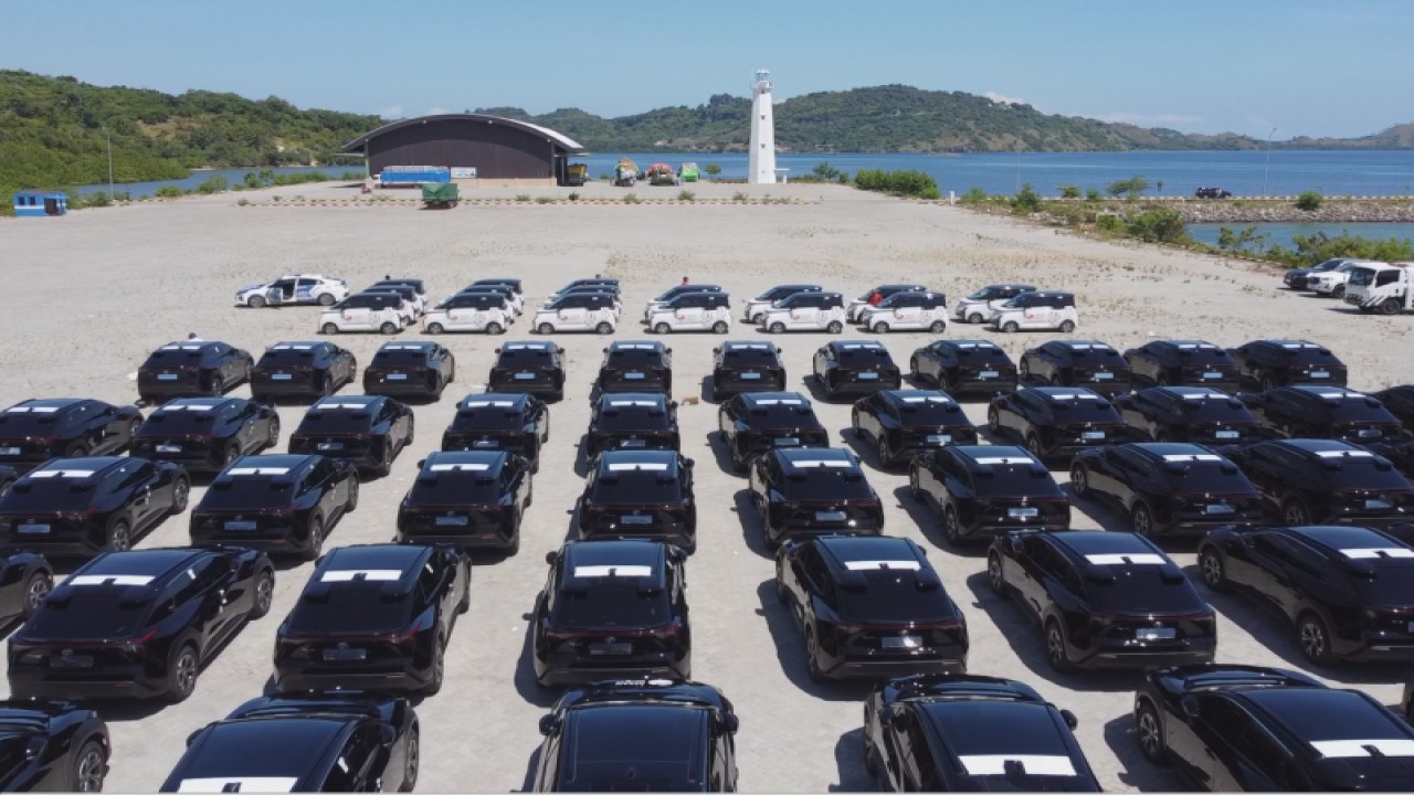 Jajaran mobil listrik yang akan digunakan untuk operasional selama gelaran KTT ASEAN 2023 di Labuan Bajo, NTT. ANTARA/HO-Pelindo.