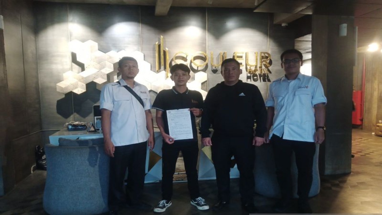 Petugas Industri Pariwisata Sudin Paregraf Jakarta Barat sedang memantau sebuah usaha hotel di wilayah Jakarta Barat. ANTARA/Ho-Pemkot Jakbar