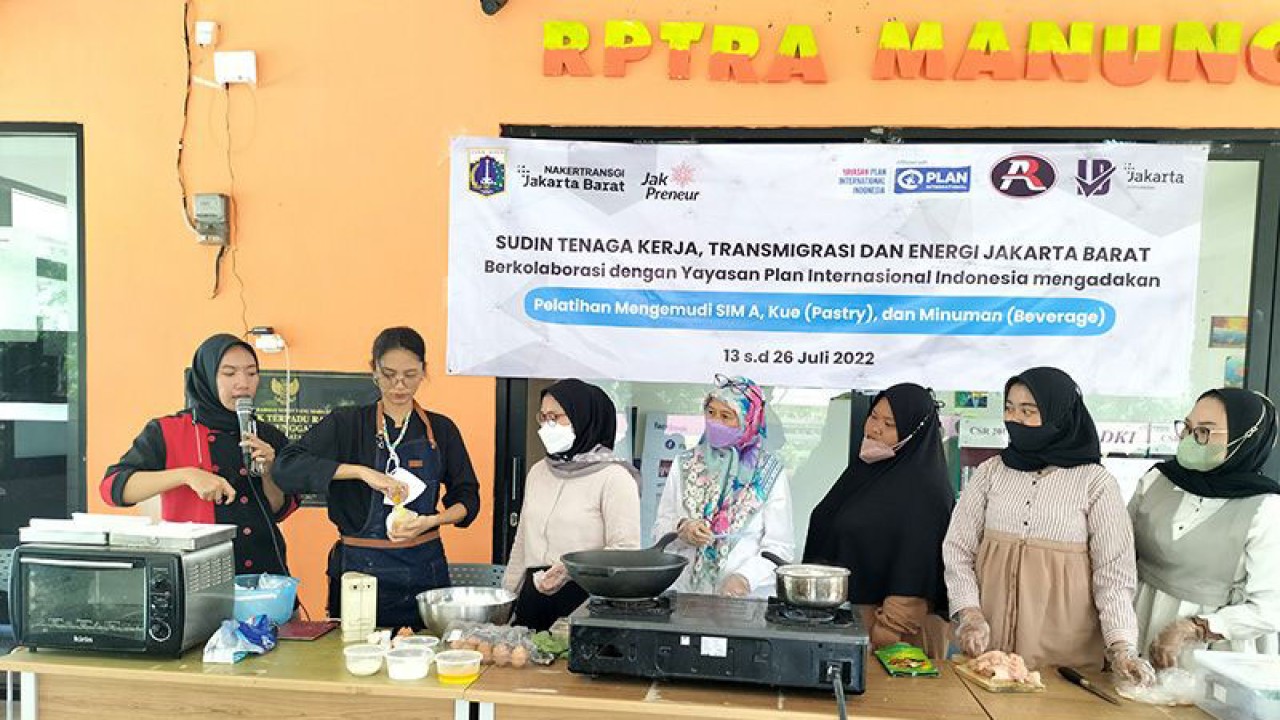 Pelatihan kerja membuat kue yang digelar di RPTRA Meruya Selatan, Kembangan, Jakarta Barat, Selasa (19/7/2022). ANTARA/Walda Marison/aa.