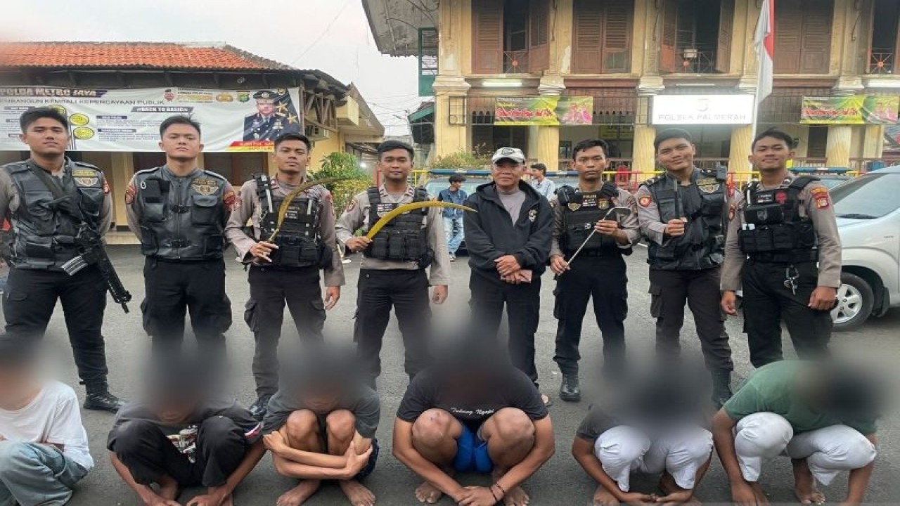 Tim Patroli Perintis Presisi Polres Metro Jakarta Barat berhasil mengamankan enam remaja yang diduga hendak melakukan aksi tawuran di Jalan Kemanggisan Raya, Palmerah, Jakarta Barat pada Sabtu (27/5/2023). ANTARA/HO-Polres Jakbar