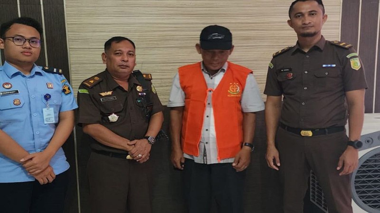 Jaksa mengeksekusi terpidana korupsi pembangunan jalan di Kabupaten Simeulue ke Lapas Kelas III Lhoknga di Aceh Besar, Rabu (3/5/2023). ANTARA/HO-Kejari Simeulue