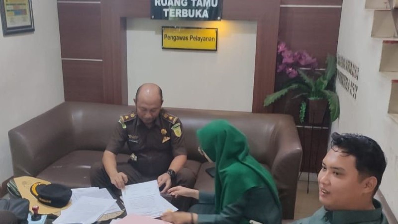 Tim jaksa penyidik Kejaksaan Negeri (Kejari) Ogan Komering Ulu (OKU) Selatan, Sumatera Selatan melimpahkan berkas dua tersangka kasus korupsi anggaran pengelolaan sampah di Dinas Lingkungan Hidup Kabupaten setempat tahun anggaran 2019-2021 ke Pengadilan Negeri Palembang, Rabu (2/5/2023) ANTARA/M Riezko Bima Elko P.