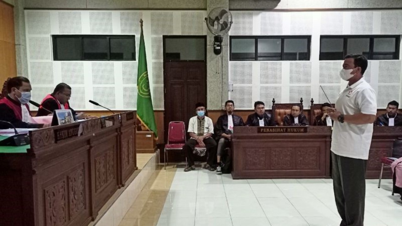 Arsip foto-Mantan Bendahara Direktorat Shabara Kepolisian Daerah Nusa Tenggara Barat I Made Sudarmaya (kanan) bersumpah di hadapan majelis hakim untuk memberikan keterangan yang sebenar-benarnya sebagai saksi di persidangan kasus korupsi kredit fiktif BPR Cabang batukliang yang mengakibatkan kerugian negara Rp2,38 miliar di Pengadilan Negeri Tipikor Mataram, NTB, Kamis (8/9/2022). (ANTARA/Dhimas B.P.)