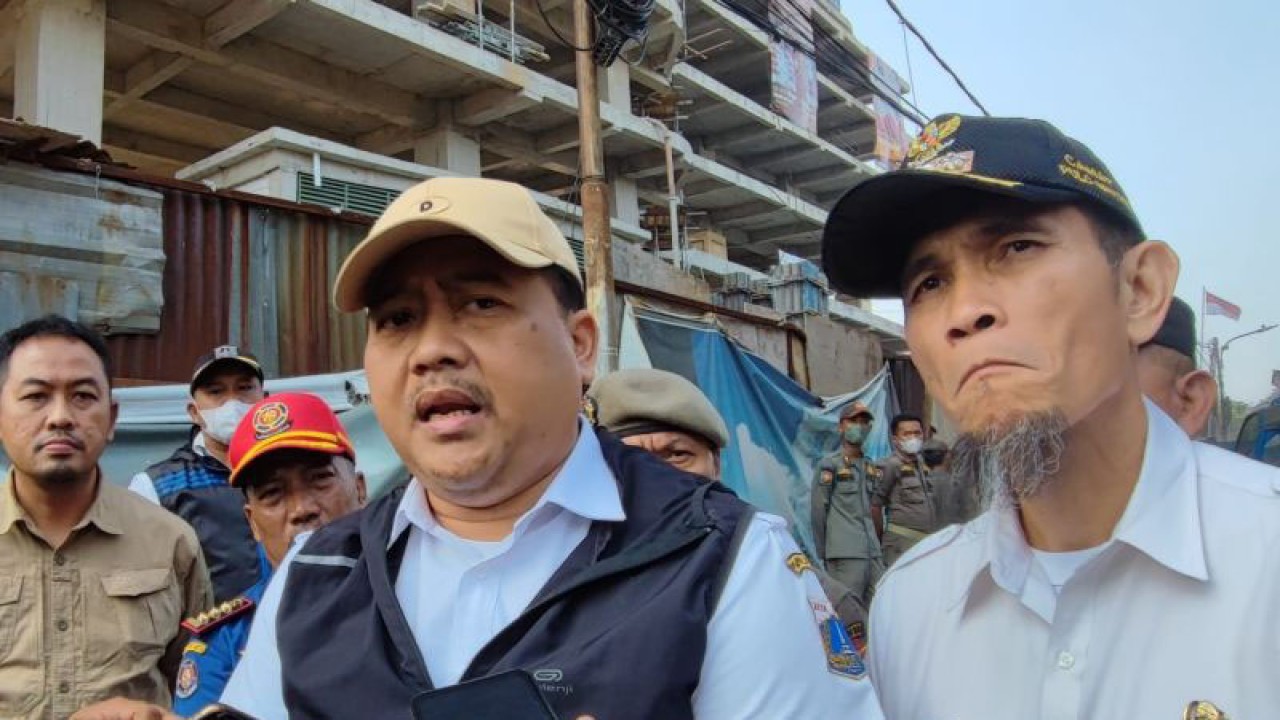 Asisten Perekonomian Pembangunan dan Lingkungan Hidup Jakarta Timur, Kusmanto saat memberikan keterangan pers di bantaran Kali IKIP Jalan Pulomas Selatan, Kelurahan Kayu Putih, Kecamatan Pulogadung, Jakarta Timur, Rabu (17/5/2023). ANTARA/Syaiful Hakim