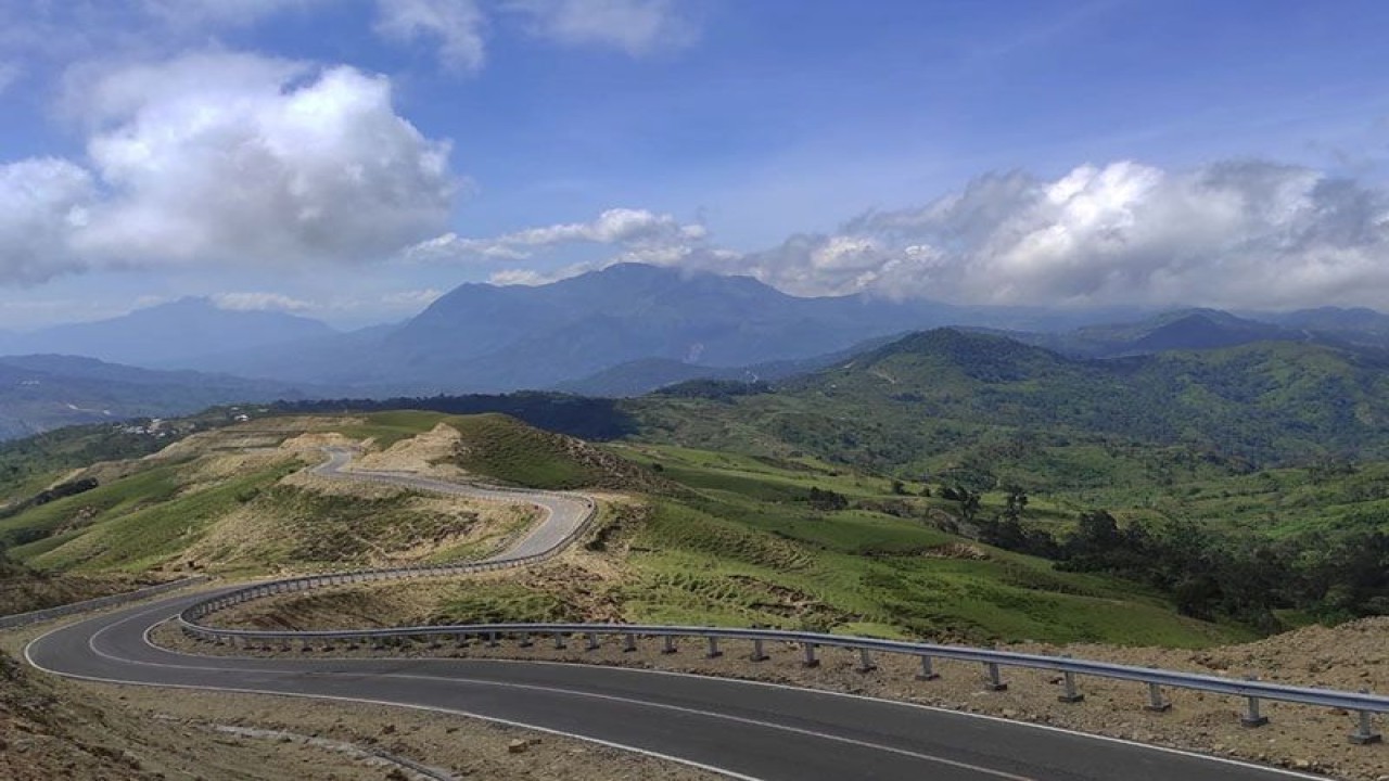 Ruas jalan Sabuk Merah di perbatasan Indonesia Timor Leste yang menghubungkan Kabupaten Belu dan Malaka. ANTARA/Ho-