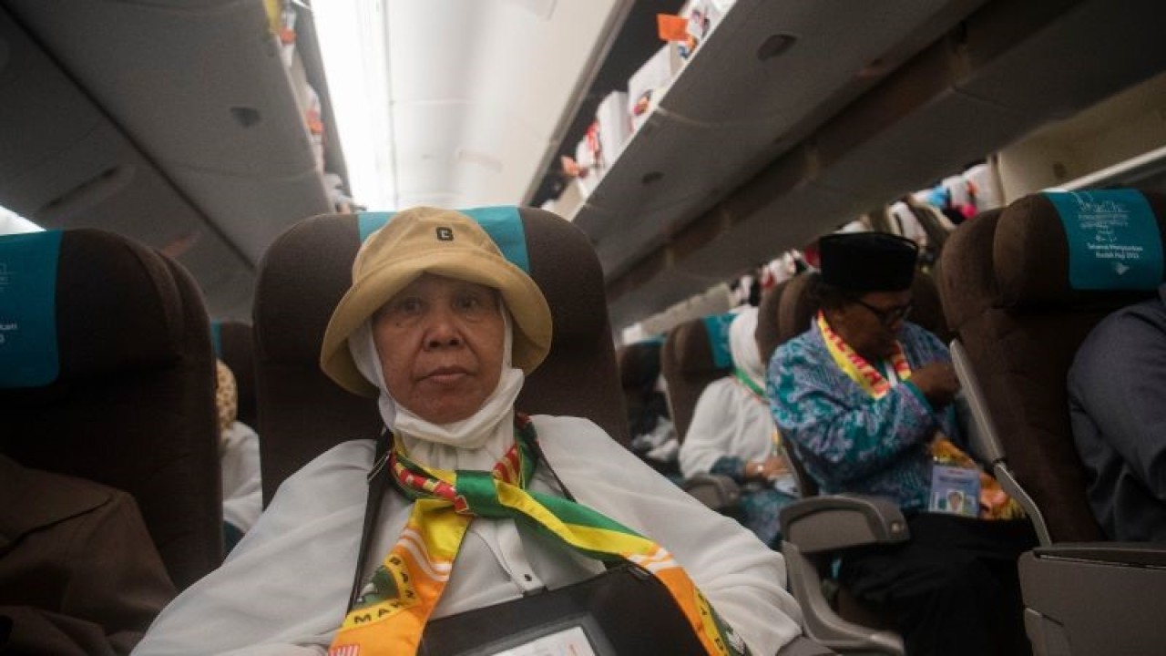 Jamaah calon haji bersiap berangkat ke Madinah di Bandara Soekarno-Hatta, Tangerang, Rabu (24/5/2023). (ANTARA FOTO/Wahyu Putro)