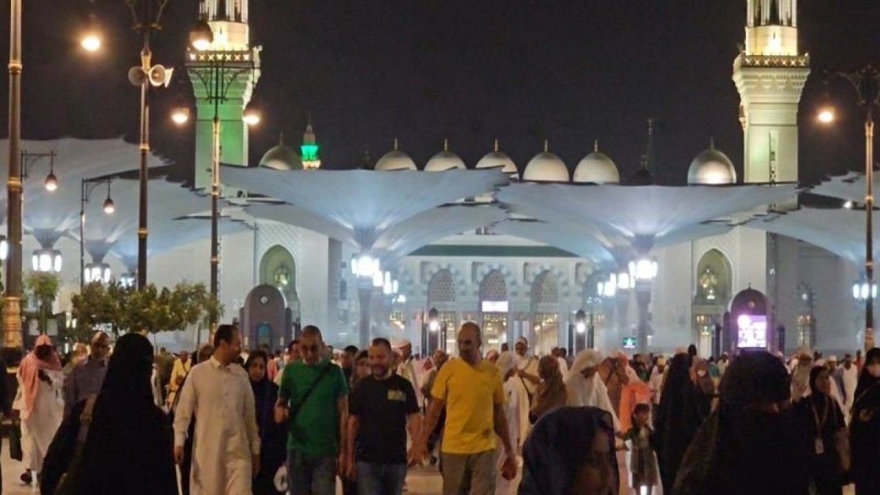 Jamaah meninggalkan Masjid Nabawi seusai Salat Isya, Rabu (24/5) malam. Jamaah calon haji Indonesia kloter I sudah memulai salat arbain di Masjid Nabawi yang letaknya tidak jauh dari hotel tempat mereka menginap. ANTARA/Nur Istibsaroh