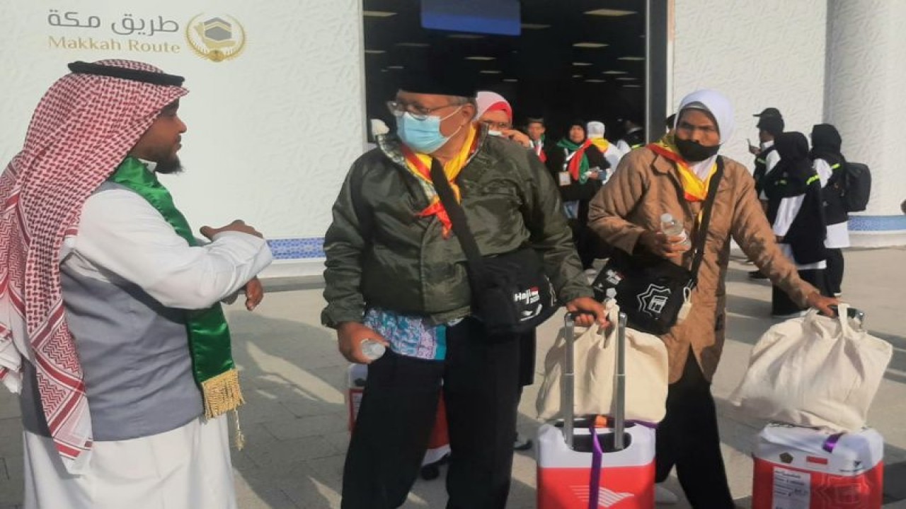 Jamaah calon haji Indonesia kloter pertama sebanyak 390 orang yang berasal dari embarkasi Jakarta Pondok Gede (JKG) telah tiba di Bandara Amir Mohammad bin Abdul Aziz (AMMA) Madinah, Arab Saudi, Rabu (24/5). ANTARA/HO/MCH 2023