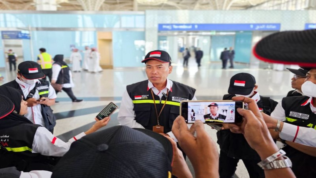 Kepala Daerah Kerja Bandara Panitia Penyelenggara Ibadah Haji (PPIH) Arab Saudi Haryanto meninjau kesiapan Bandara AMAA Madinah, Selasa (23/5/2023). ANTARA/HO-MCH 2023