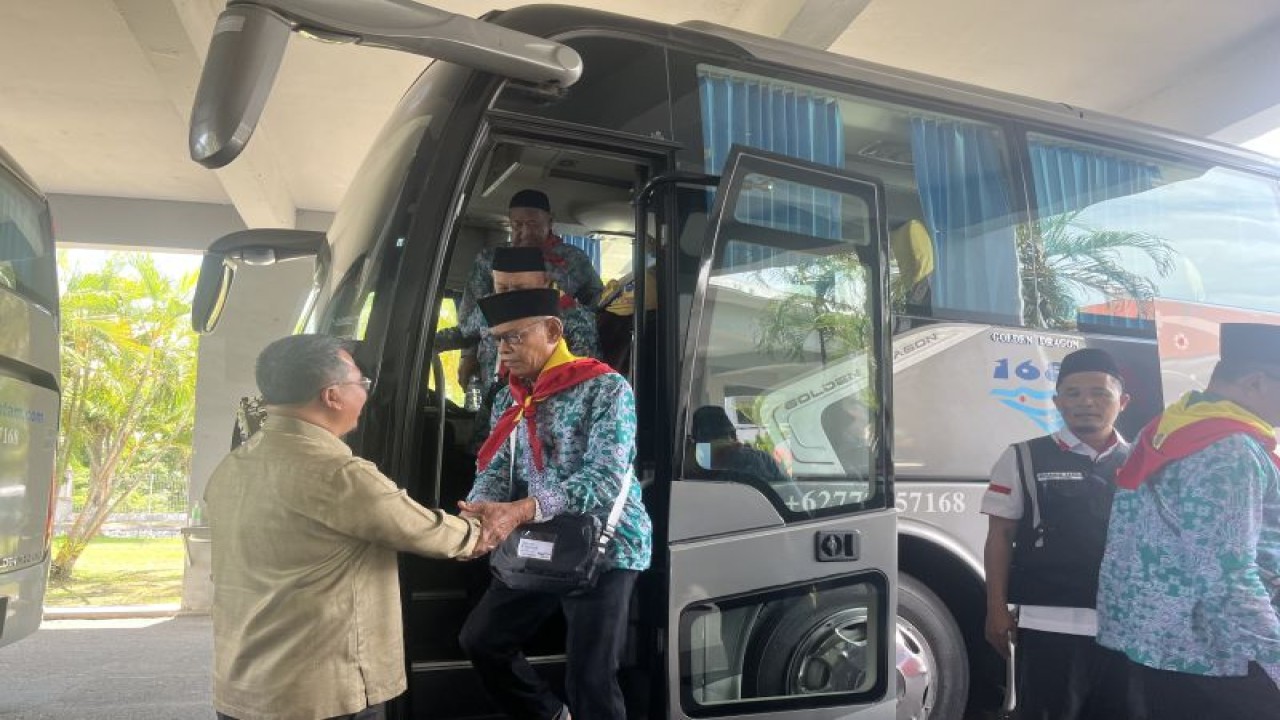 Jamaah calon haji tiba di Embarkasi Hang Nadim Batam, Provinsi Kepulauan Riau, Selasa (23/5/2023). (ANTARA/Jessica)