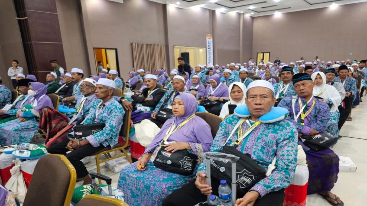 Jamaah calon haji yang akan berangkat di asrama haji Surabaya. ANTARA/HO Kanwilkumham Jatim