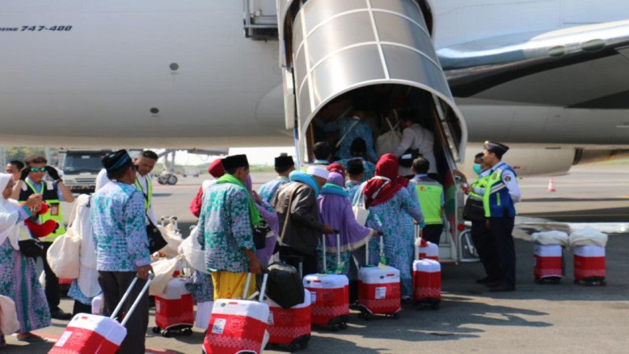 Jamaah calon haji yang akan naik pesawat di Bandara Internasional Juanda Surabaya, Rabu (24/5). ANTARA/HO AP I Juanda