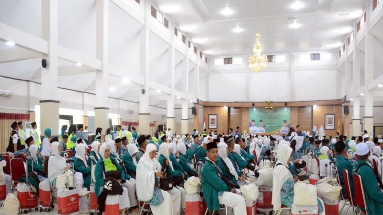 Ratusan jamaah calon haji asal Kabupaten Temanggung Jateng kloter 19 persiapan keberangkatan ke Tanah Suci, di Gedeung Muzdalifah Asrama Haji Donohudan Boyolali, Selasa (30/5/2023). ANTARA/Bambang Dwi Marwoto.