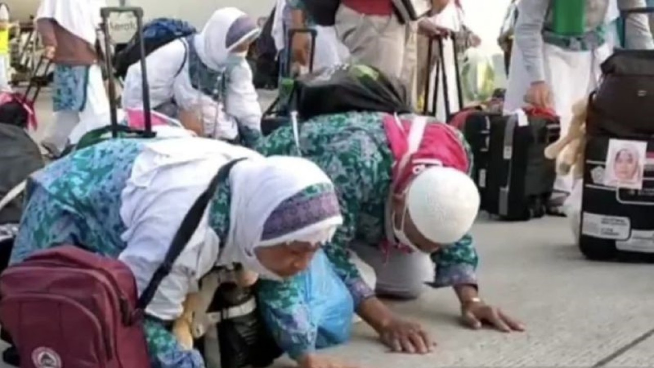 Jamaah haji sujud syukur sebagai rasa syukur usai tiba di Bandara Internasional Juanda Surabaya. (ANTARA/Umarul Faruq).