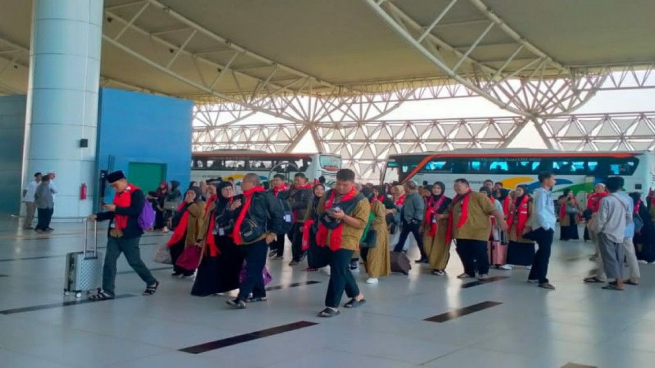 Sebanyak 144 jamaah umrah diberangkatkan dari Bandara Kertajati, Jawa Barat menuju Jeddah, Arab Saudi. ANTARA/HO-Angkasa Pura II