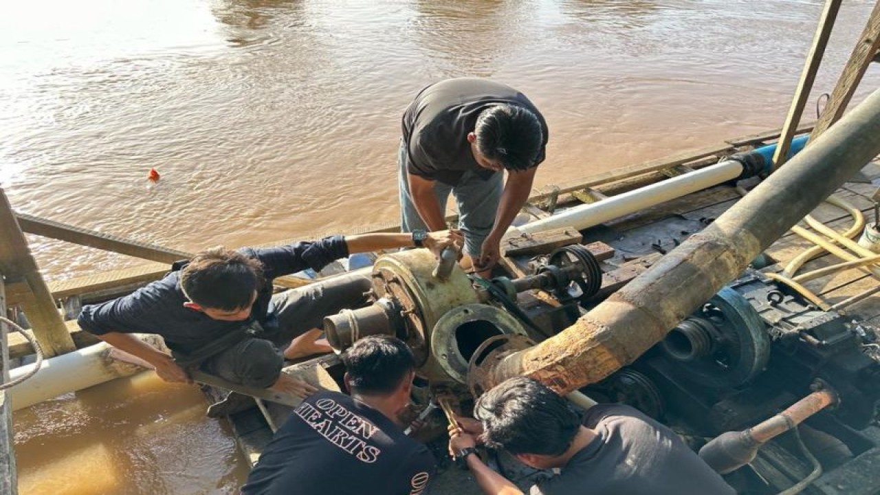 Penindakan terhadap penambangan emas tanpa izin di Kabupaten Sarolangun, Jambi, Selasa (9/5/2023). (ANTARA/HO)