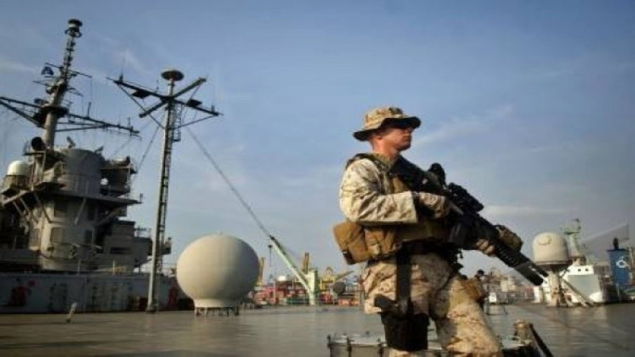JAKARTA, 12/4 - Seorang anggota marinir AS berpatroli di atas Kapal USS Blue Ridge bagian dari Armada ke-7 Amerika Serikat, yang bersandar di Pelabuhan Tanjung Priok, Jakarta, Senin (12/4). Kedatangan kapal perang Amerika tersebut dalam rangka kunjungan kerjasama militer antara Indonesia - Amerika, dalam bidang sosial serta pertukaran informasi teknologi maritim kelautan. FOTO ANTARA/Yudhi Mahatma/ama/10