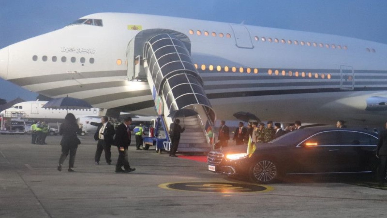 JAS Airport Services menangani kedatangan pesawat kepala negara dalam penyelenggaraan KTT ke-42 ASEAN. ANTARA/HO-JAS Airport Services