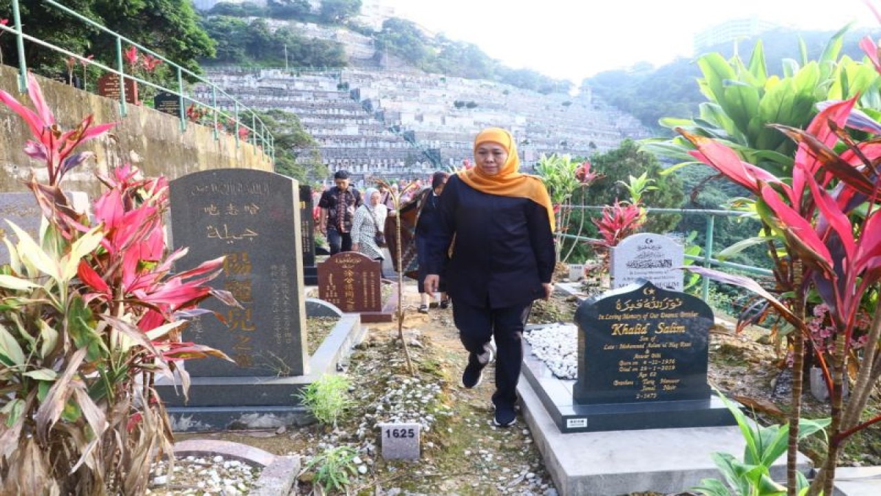 Gubernur Jawa Timur Khofifah Indar Parawansa berziarah ke makam pekerja migran Indonesia asal Jawa Timur yang meninggal semasa pandemi COVID-19 di Chai Wan Muslim Cemetery Hong Kong, Selasa (16/5/2023). (ANTARA/HO-Biro Adpim Jatim)