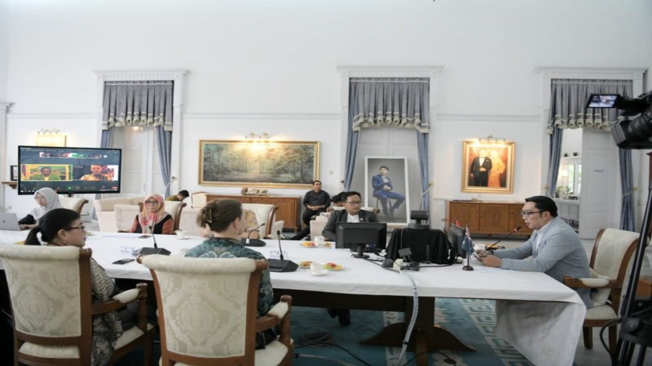 Gubernur Jabar Ridwan Kamil dan Pro Vice-Chancellor and President of Monash University Andrew Macintyre melakukan penandatanganan nota kesepakatan bersama secara virtual di Gedung Pakuan, Kota Bandung, Kamis (11/5/2023). Penandatanganan ini terkait kerja sama dalam pengolahan limbah dan revitalisasi Daerah Aliran Sungai Citarum. (ANTARA/HO-Humas Pemda Jawa Barat)