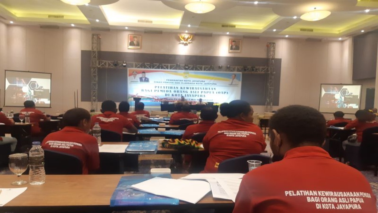 Pemuda orang asli Papua (OAP) dari 14 kampung dan lima distrik mengikuti pelatihan kewirausahaan di Kota Jayapura, Provinsi Papua, Selasa (9/5/2023). (ANTARA/Ardiles Leloltery)