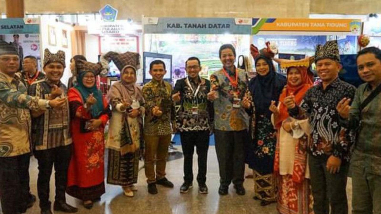 Bupati Tanah Datar Eka Putra (tengah) foto bersama dengan sejumlah perangkat daerah di lingkungan Pemerintah Kabupaten Tanah Datar usai Penutupan Musrenbangnas Rencana Kerja Pemerintah (RKP) 2024 dan Peluncuran Proyeksi Penduduk 2020-2050 di Jakarta Convention Center (JCC) Selasa, (16/5).  (ANTARA/Pemkab Tanah Datar)