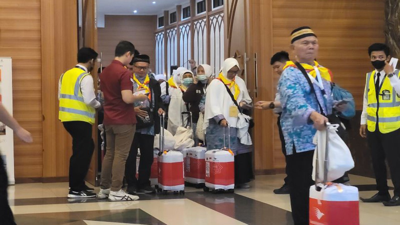 Jamaah calon haji (JCH) kloter satu Embarkasi Jakarta yang diberangkatkan pada Selasa malam (23/5/23). (ANTARA/Sean Filo Muhamad)