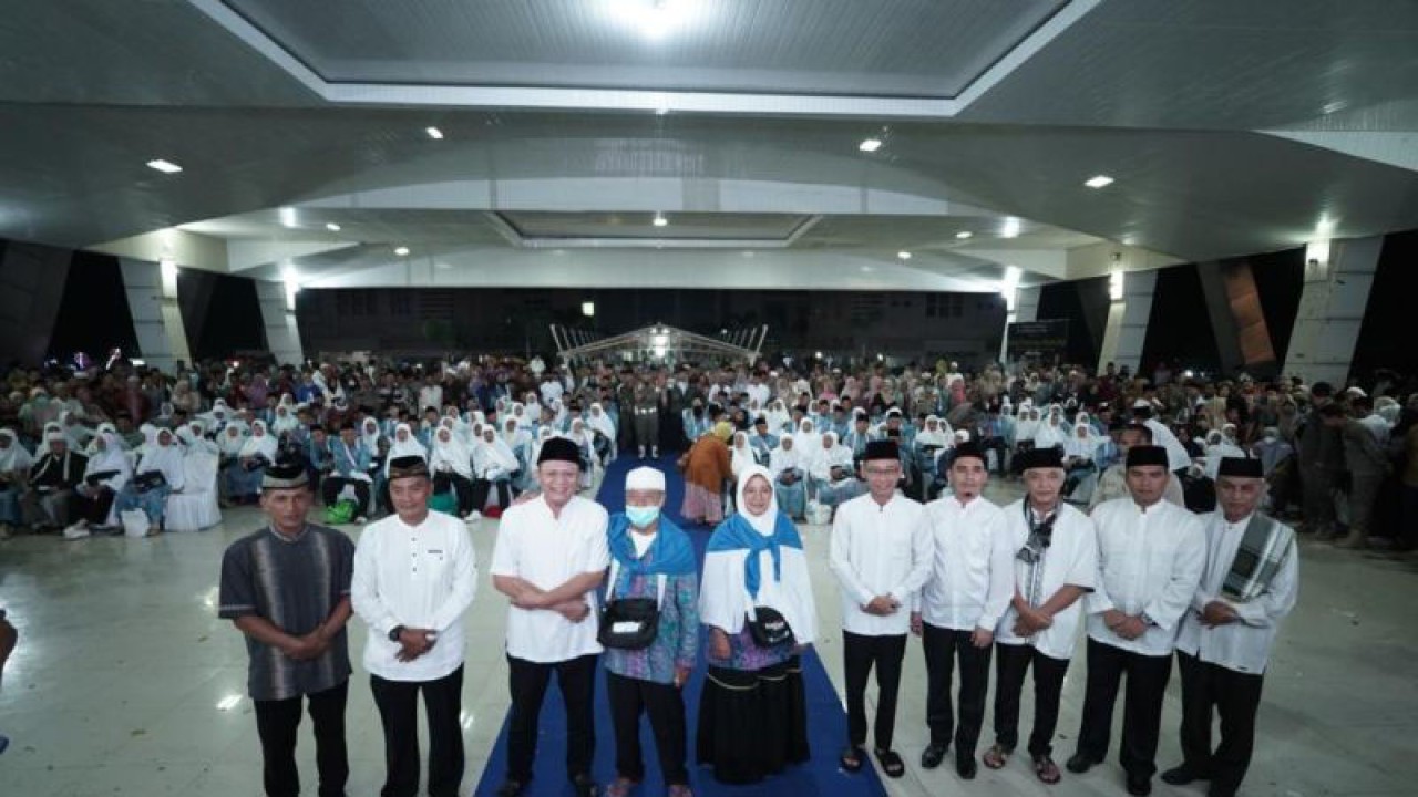 Bupati OKU Timur Lanosin Hamzah melepas ratusan JCH menuju Asrama Haji Palembang, Selasa (30/5/2023) malam. (ANTARA/Edo Purmana/23)