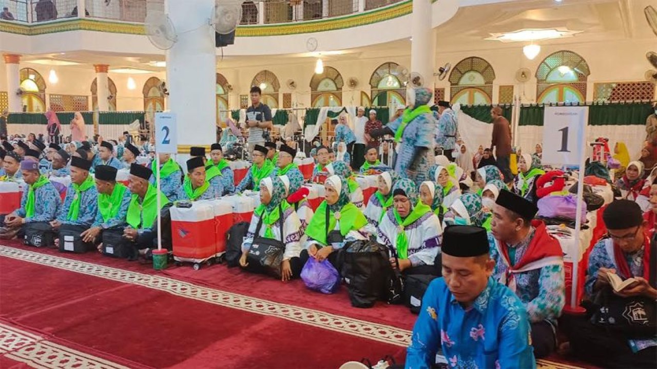 Ratusan jamaah calon haji Kabupaten Kapuas, berkumpul di Masjid Agung Al-Mukarram Amanah Kuala Kapuas bersiap untuk diberangkatkan, Rabu (31/5/2023). ANTARA/ All Ikhwan.
