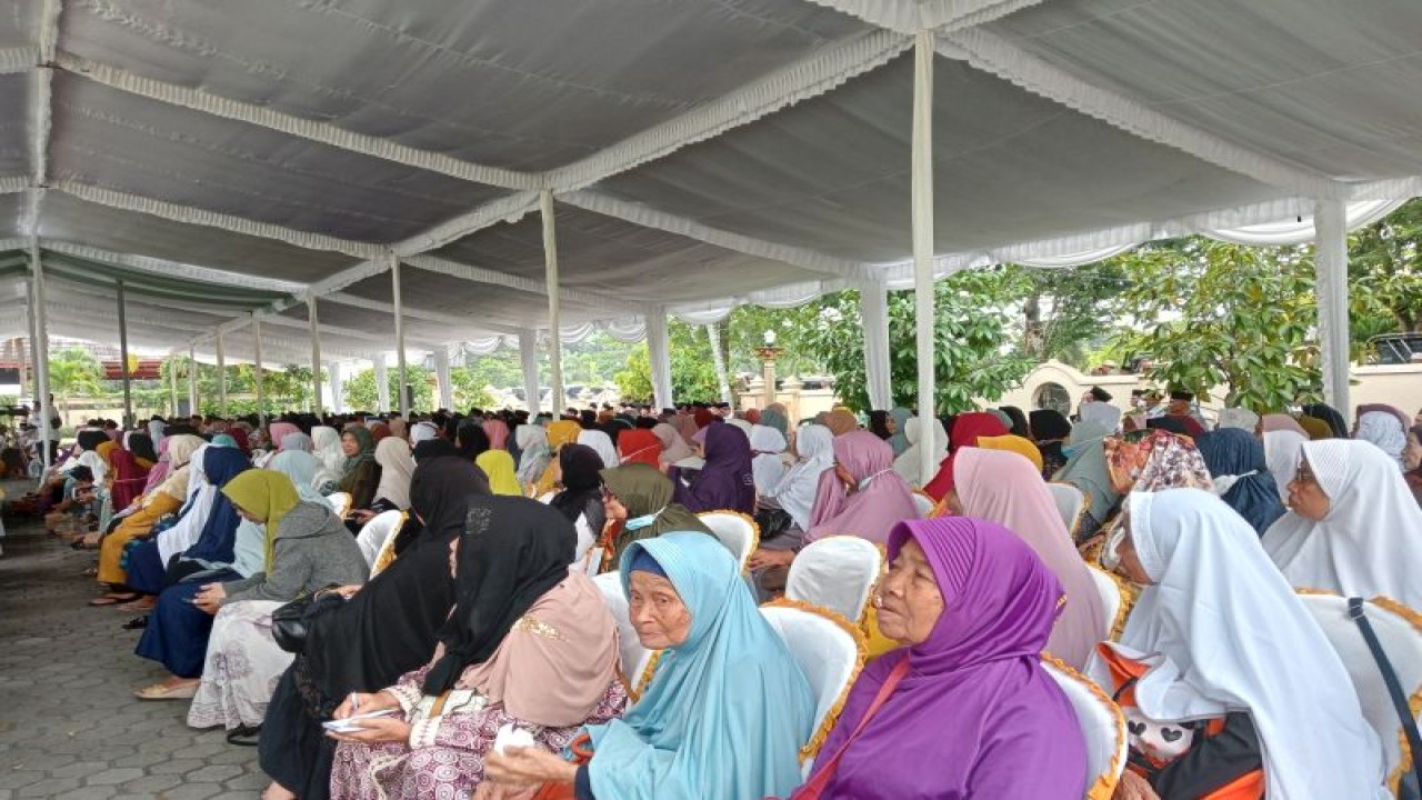 JCH Lombok Tengah saat mengikuti kegiatan manasik haji di kantor Kementerian Agama Lombok Tengah, NTB (FOTO ANTARA/Akhyar)