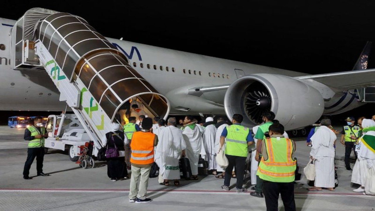 JCH 2022 saat diberangkatkan di Bandara Internasional Lombok, Nusa Tenggara Barat (ANTARA/Humas Bandara Lombok)
