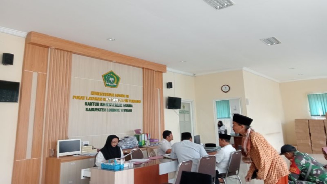 JCH saat melakukan pelunasan Bipih di kantor Kementerian Agama Kabupaten Lombok Tengah Nusa Tenggara Barat (ANTARA/Akhyar)